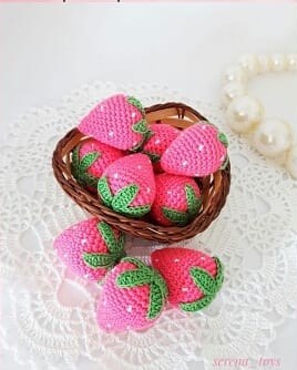 Вязаная клубника