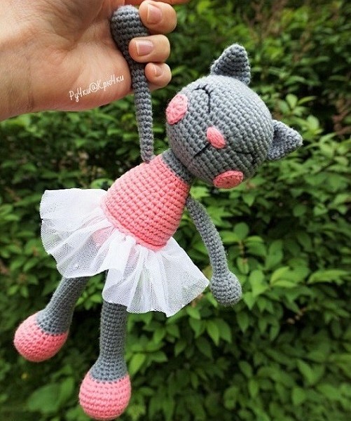 Кошка-балерина крючком
