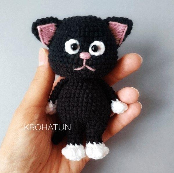 Вязаный амигуруми черный котик