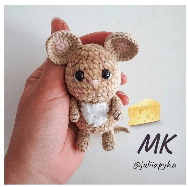 Мышка крючком с добрыми глазами