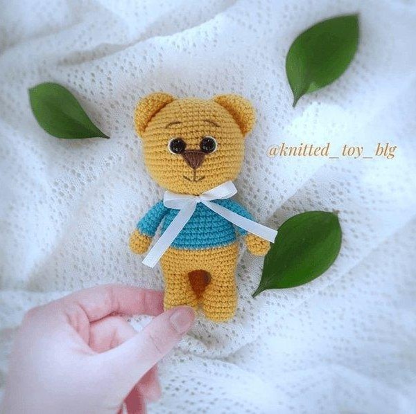Миниатюрный котенок рыжего цвета