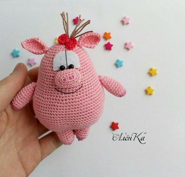Вязаная свинка Рози амигуруми