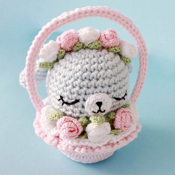 Кролик в корзинке амигуруми